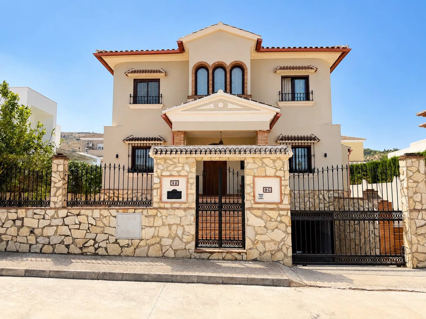 5 bedroom Villa for sale in Antequera with pool garage - € 515,000 (Ref: 9958365)