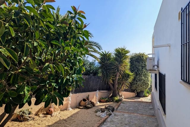 5 bedroom Villa for sale in Moraira, Teulada-Moraira with pool garage - € 1,795,000 (Ref: 9073732)