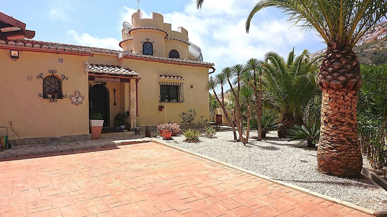 5 bedroom Villa for sale in Benitachell / Benitatxell with pool - € 585,000 (Ref: 9073735)
