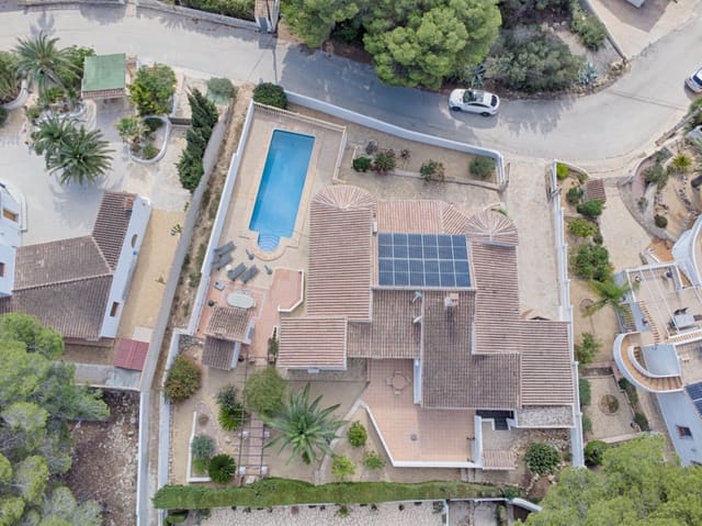 4 soveværelse Villa til salg i Moraira, Teulada-Moraira med swimmingpool - € 895.000 (Ref: 9073743)
