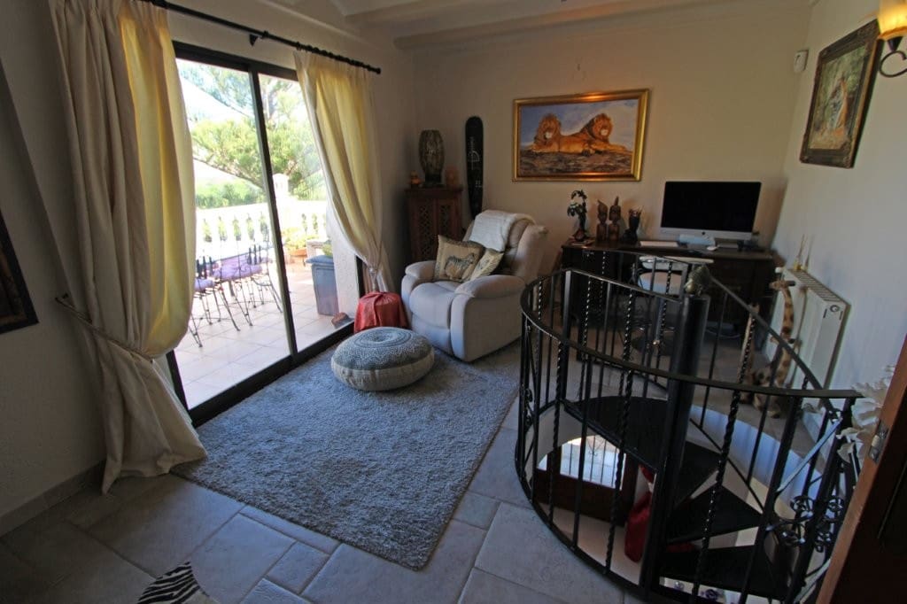 4 soveværelse Villa til salg i Orba med swimmingpool - € 599.000 (Ref: 9108951)