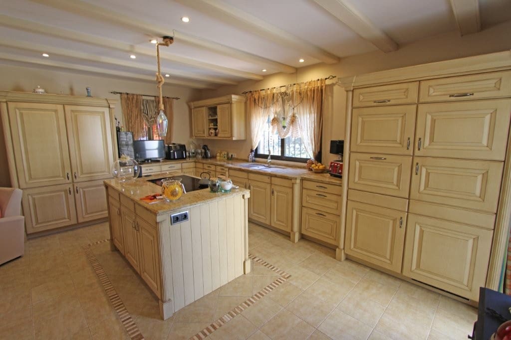 4 soveværelse Villa til salg i Orba med swimmingpool - € 599.000 (Ref: 9108951)