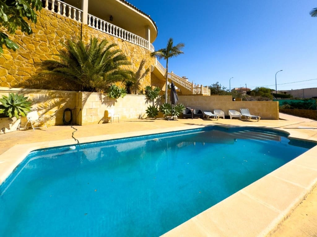 3 bedroom Villa for sale in El Campello with pool garage - € 595,000 (Ref: 9134661)
