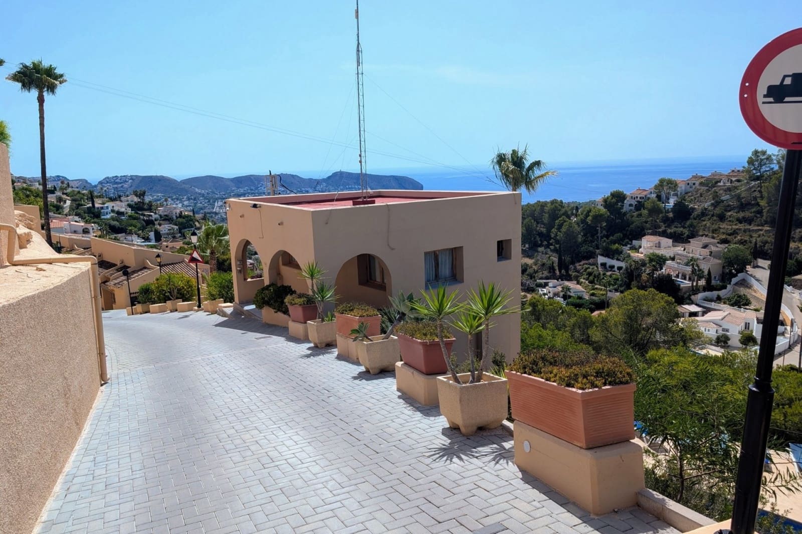 4 bedroom Villa for sale in Moraira with pool - € 445,000 (Ref: 9177350)