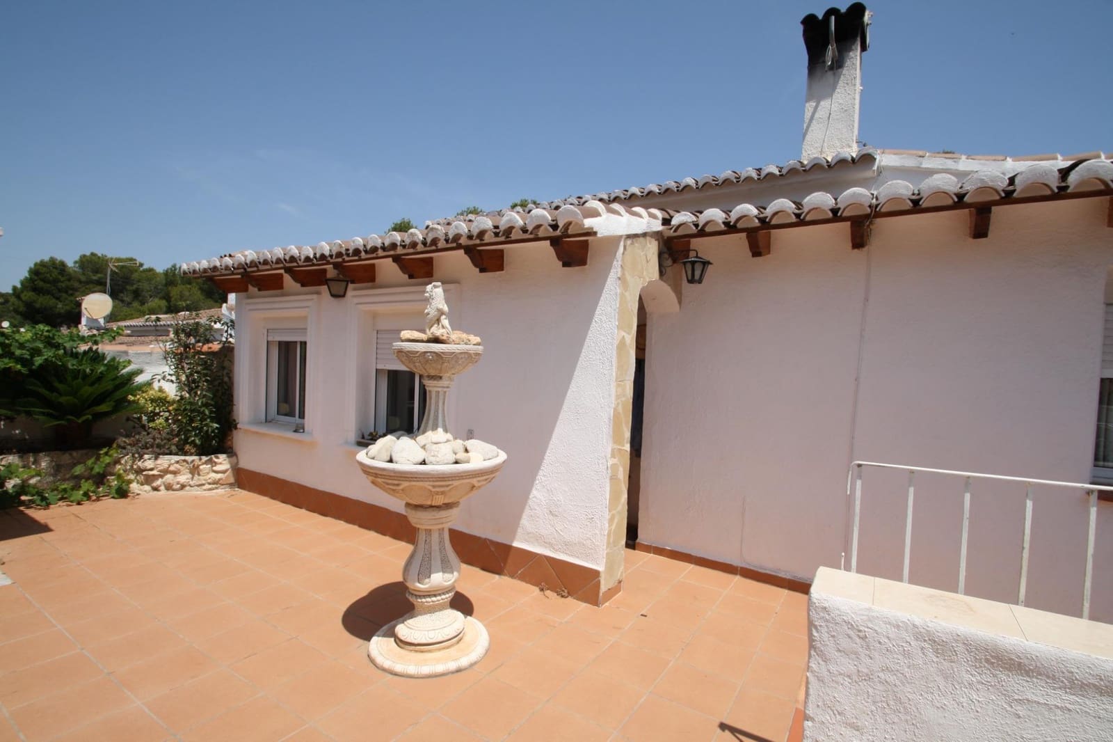 5 bedroom Villa for sale in Moraira with pool - € 380,000 (Ref: 9220198)