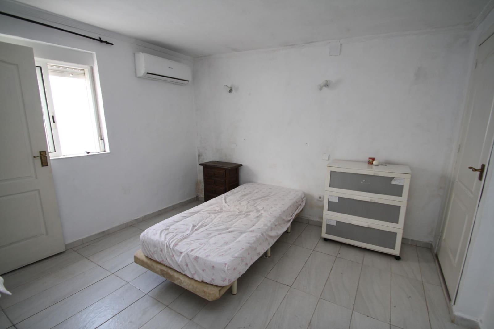 5 bedroom Villa for sale in Moraira with pool - € 380,000 (Ref: 9220198)