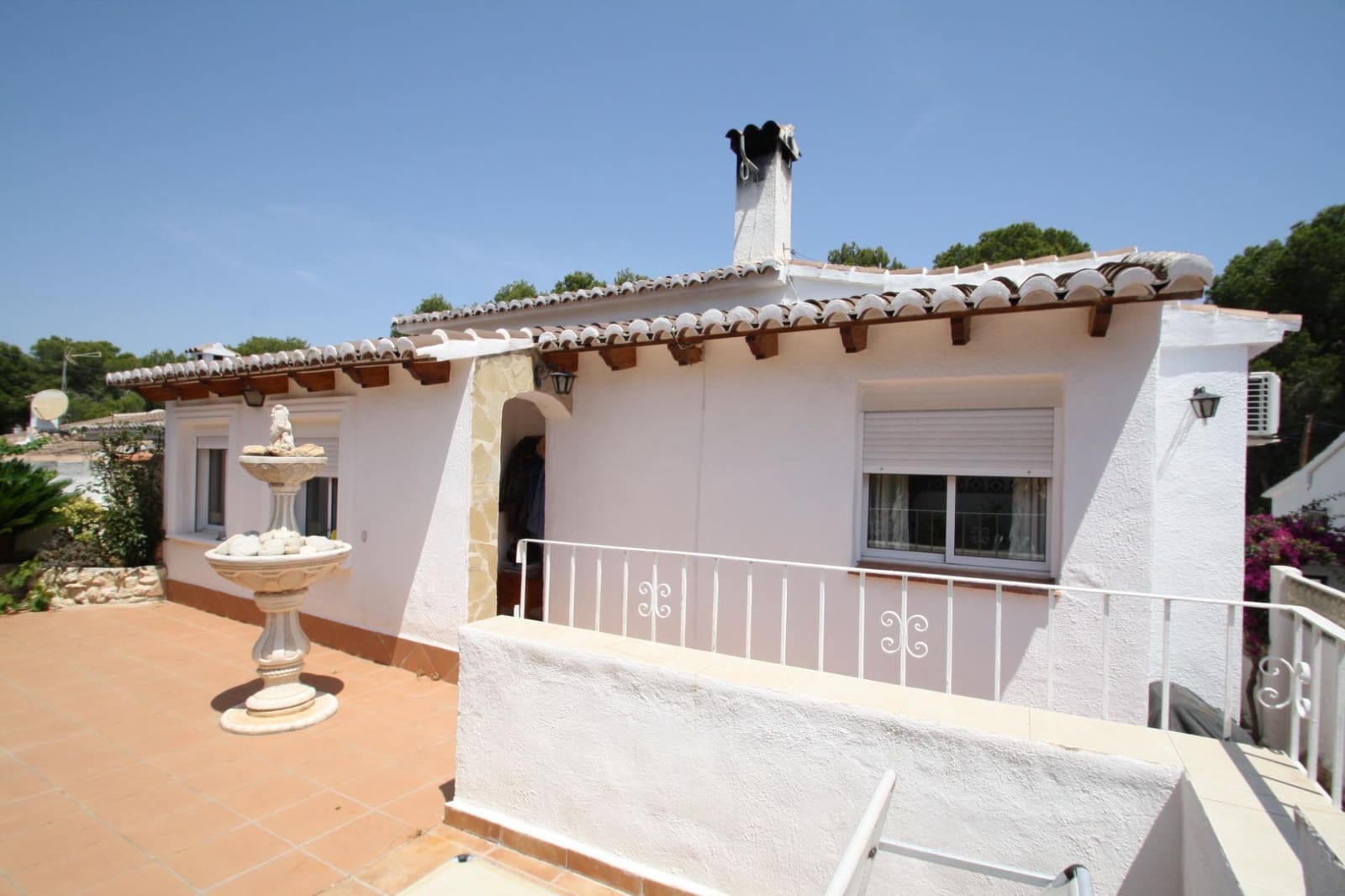 5 bedroom Villa for sale in Moraira with pool - € 380,000 (Ref: 9220198)