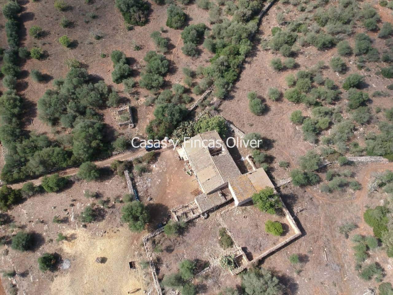 Byhus til salg i Llubi - € 600.000 (Ref: 5480735)