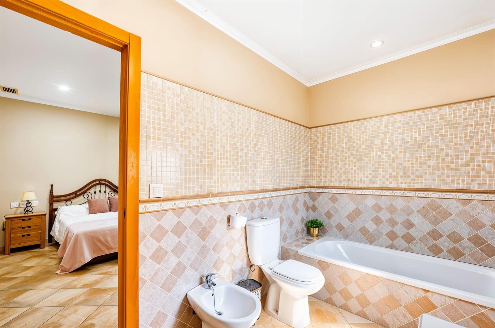 5 bedroom Villa for sale in Chiclana de la Frontera - € 449,990 (Ref: 10009280)