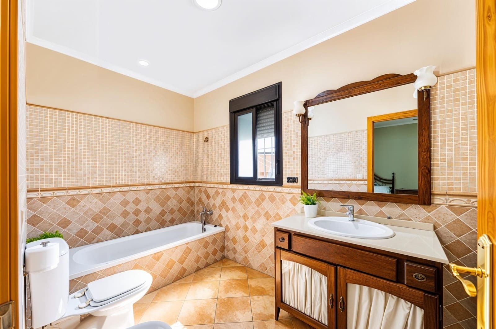 5 bedroom Villa for sale in Chiclana de la Frontera - € 449,990 (Ref: 10009280)