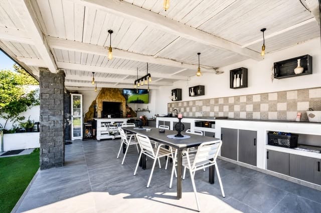 3 bedroom Villa for sale in Chiclana de la Frontera with pool - € 329,990 (Ref: 10047538)