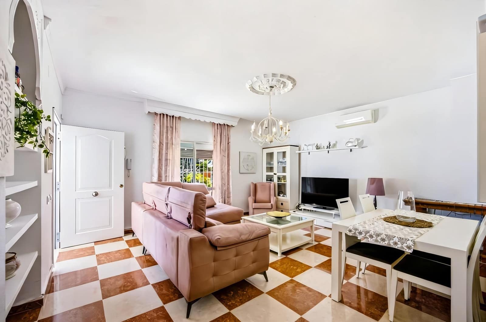 4 chambre Villa/Maison à vendre à Chiclana de la Frontera - 330 000 € (Ref: 10055537)