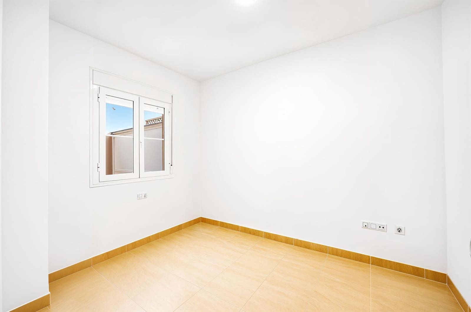 3 makuuhuone Rivitalo myytävänä paikassa Chiclana de la Frontera mukana 
autotalli - 329 990 € (Ref: 10067878)