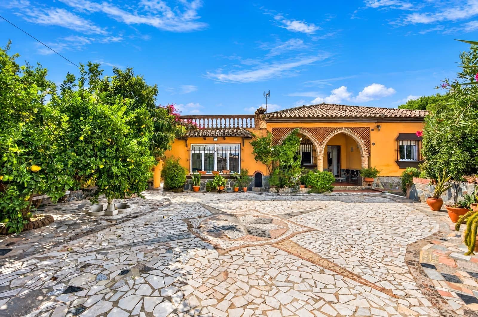 5 bedroom Villa for sale in Chiclana de la Frontera with pool - € 319,990 (Ref: 10155464)
