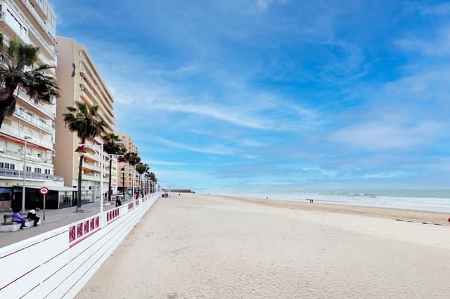 Erhverv til salg i Cádiz by - € 180.000 (Ref: 8849387)