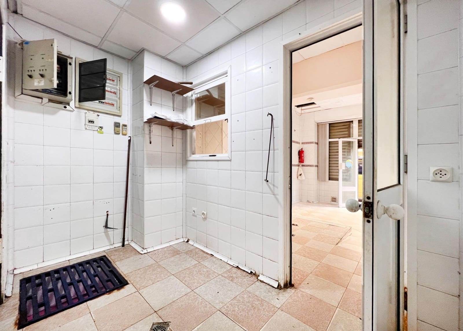 Erhverv til salg i Cadiz by - € 180.000 (Ref: 8849387)