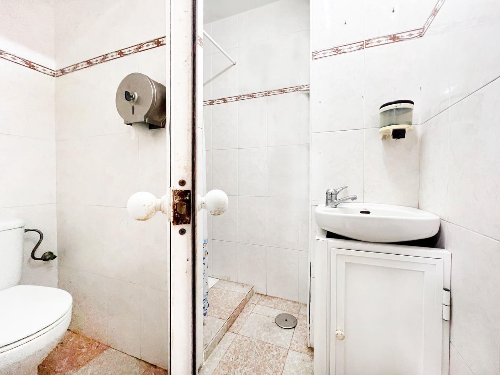 Erhverv til salg i Cadiz by - € 180.000 (Ref: 8849387)