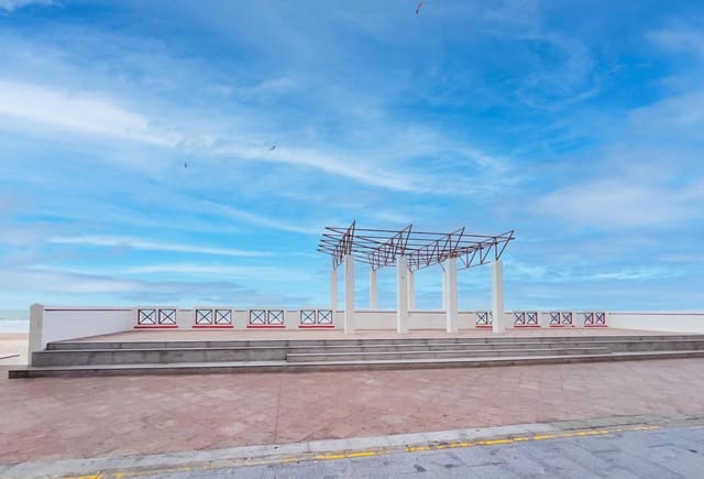 Kommersiell til salgs i Cádiz by - € 170 000 (Ref: 8849387)