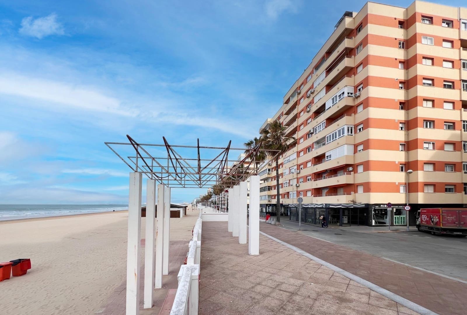 Kaupallinen myytävänä paikassa Cadiz kaupunki - 170 000 € (Ref: 8849387)