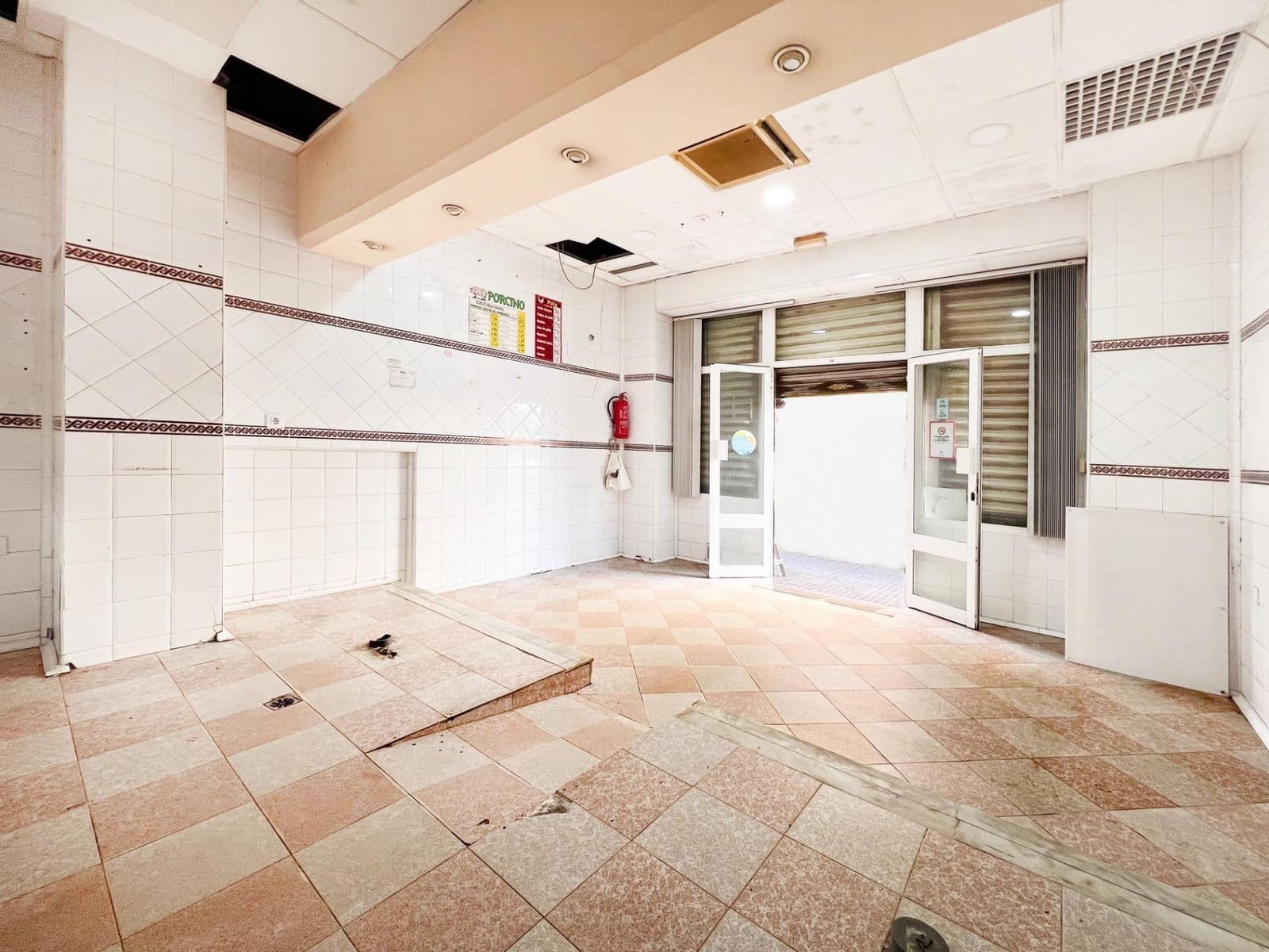 Kaupallinen myytävänä paikassa Cadiz kaupunki - 170 000 € (Ref: 8849387)