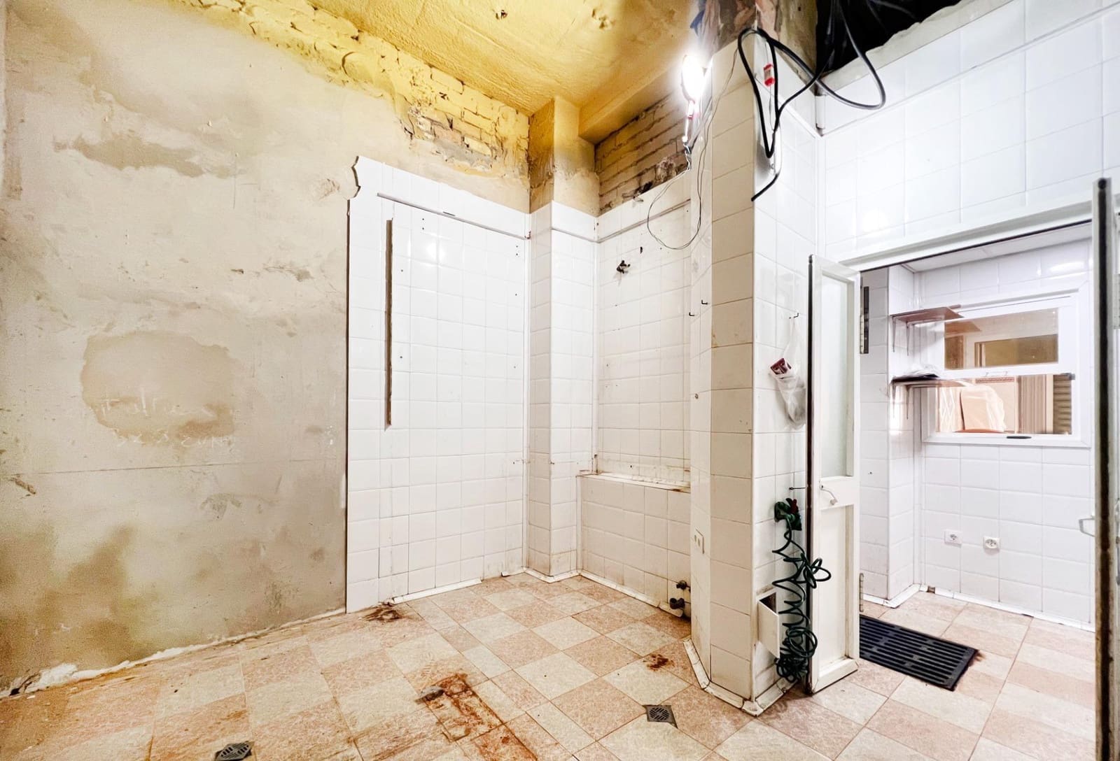 Kaupallinen myytävänä paikassa Cadiz kaupunki - 170 000 € (Ref: 8849387)