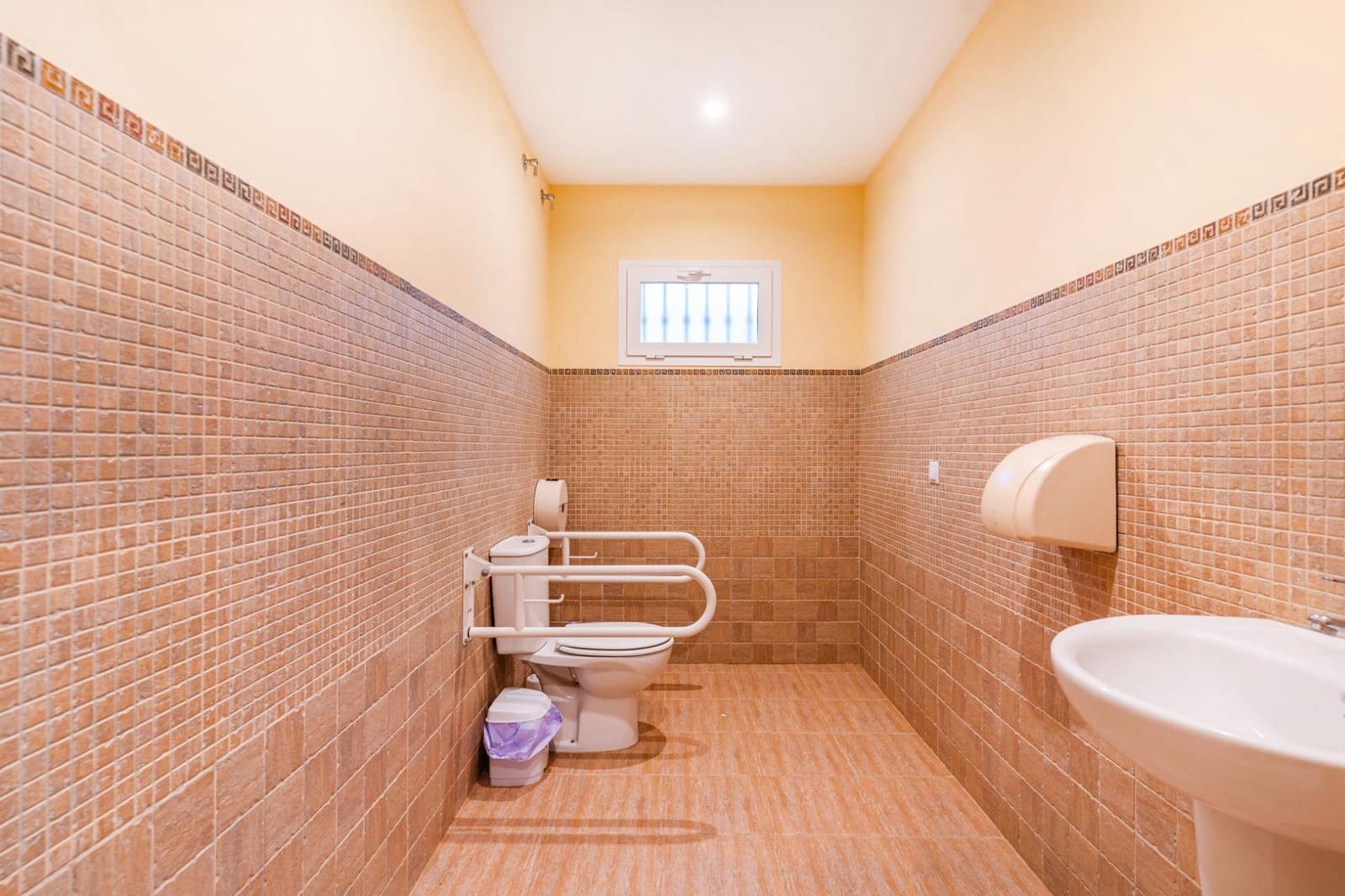 Erhverv til salg i Chiclana de la Frontera - € 339.990 (Ref: 8923827)