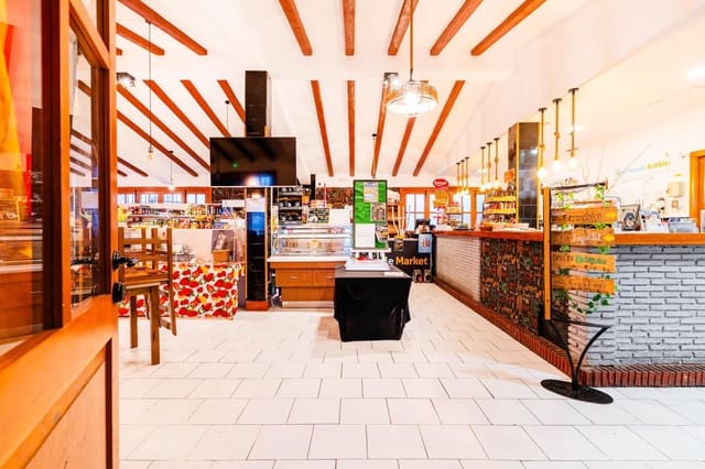 Erhverv til salg i Chiclana de la Frontera - € 339.990 (Ref: 8923827)