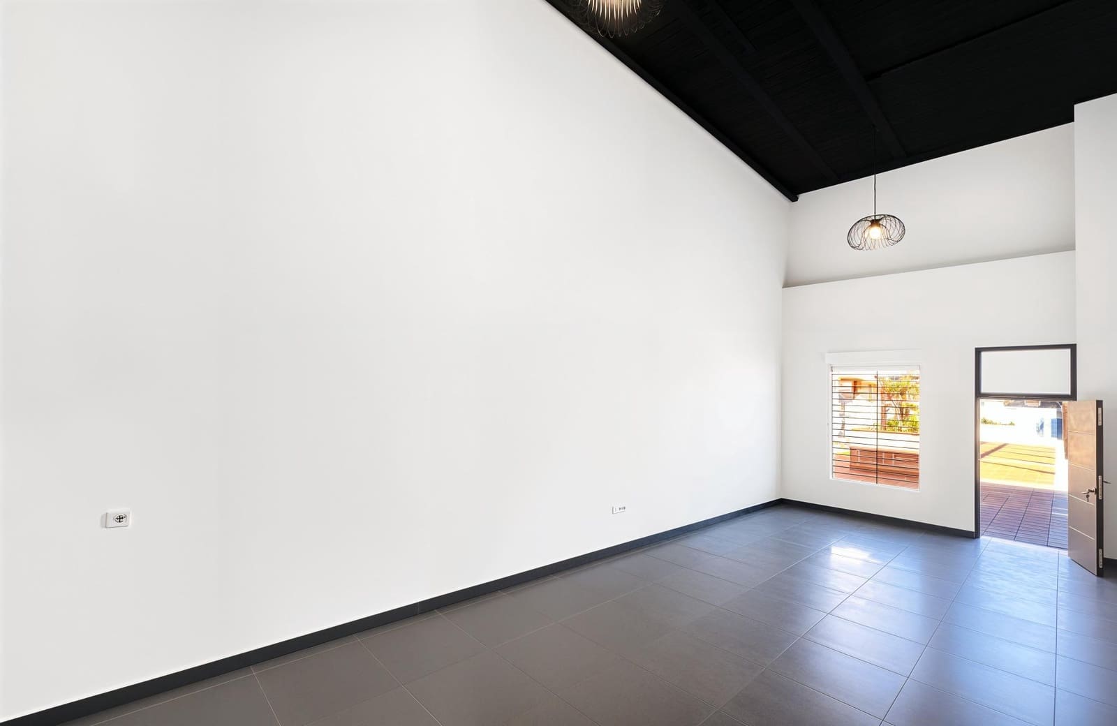 Commercial for sale in Novo Sancti Petri - € 159,990 (Ref: 9287714)