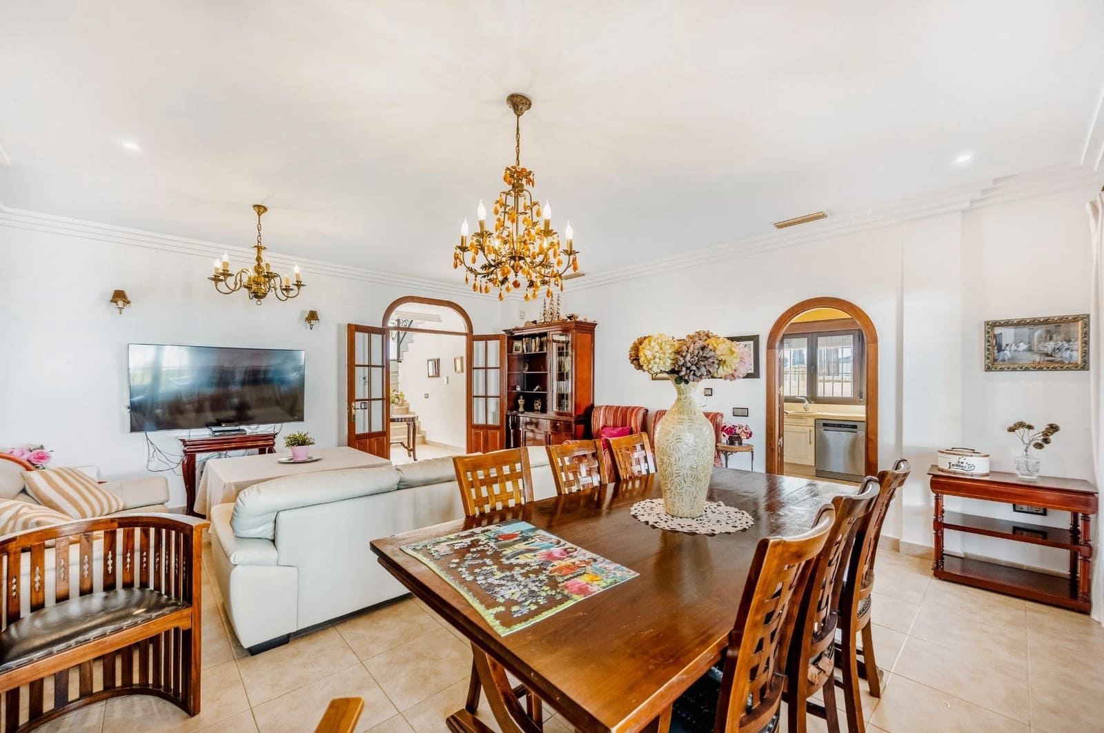 5 bedroom Villa for sale in Chiclana de la Frontera with pool garage - € 630,000 (Ref: 9337869)