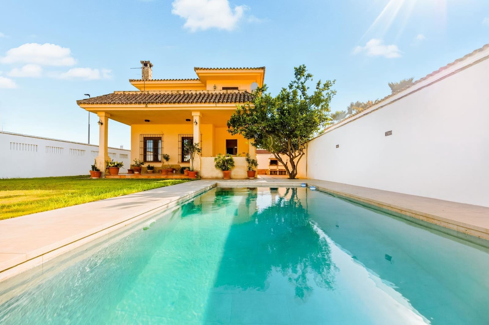 5 bedroom Villa for sale in Chiclana de la Frontera with pool garage - € 630,000 (Ref: 9337869)