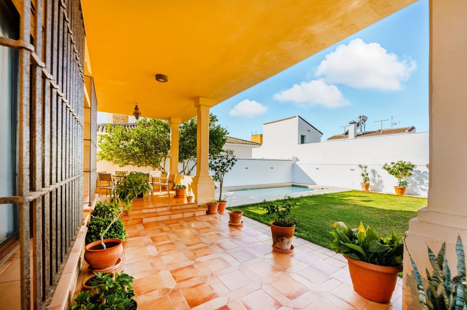 5 bedroom Villa for sale in Chiclana de la Frontera with pool garage - € 630,000 (Ref: 9337869)