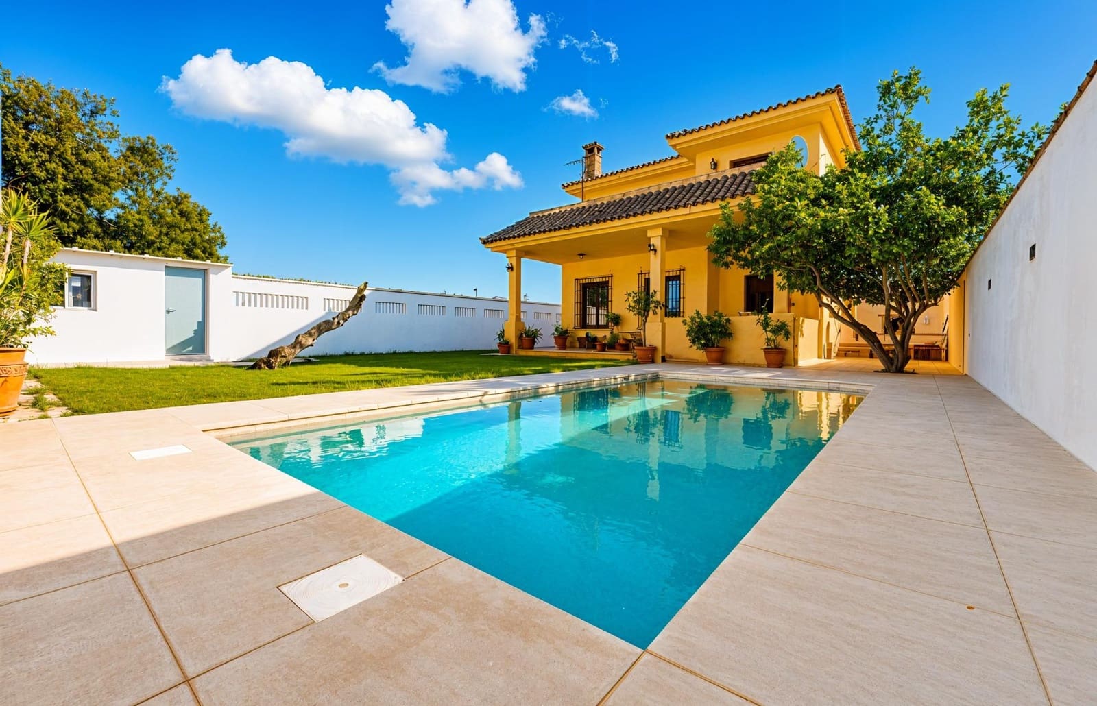 5 bedroom Villa for sale in Chiclana de la Frontera with pool garage - € 630,000 (Ref: 9337869)