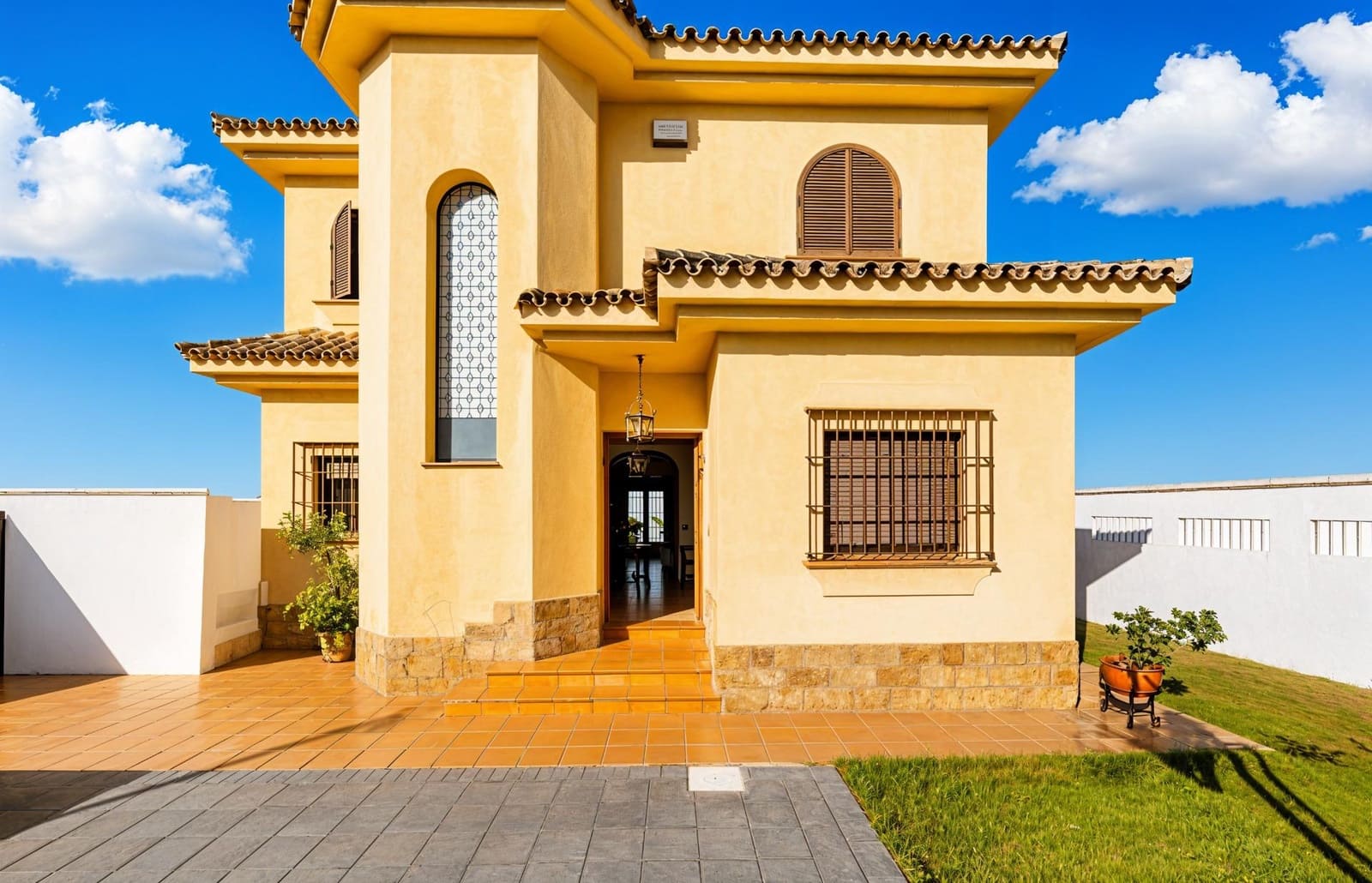 5 bedroom Villa for sale in Chiclana de la Frontera with pool garage - € 630,000 (Ref: 9337869)