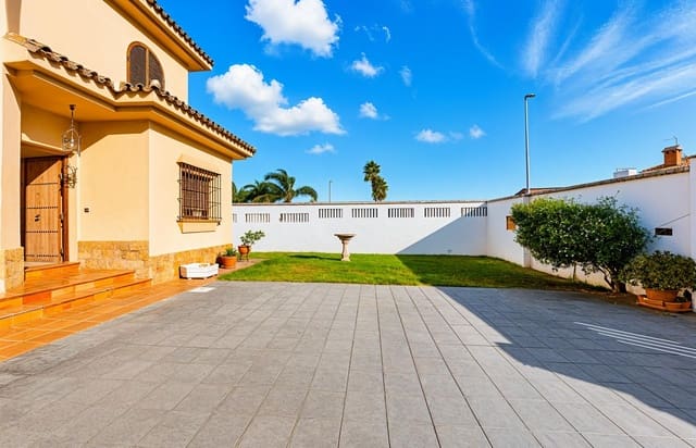5 bedroom Villa for sale in Chiclana de la Frontera with pool garage - € 630,000 (Ref: 9337869)