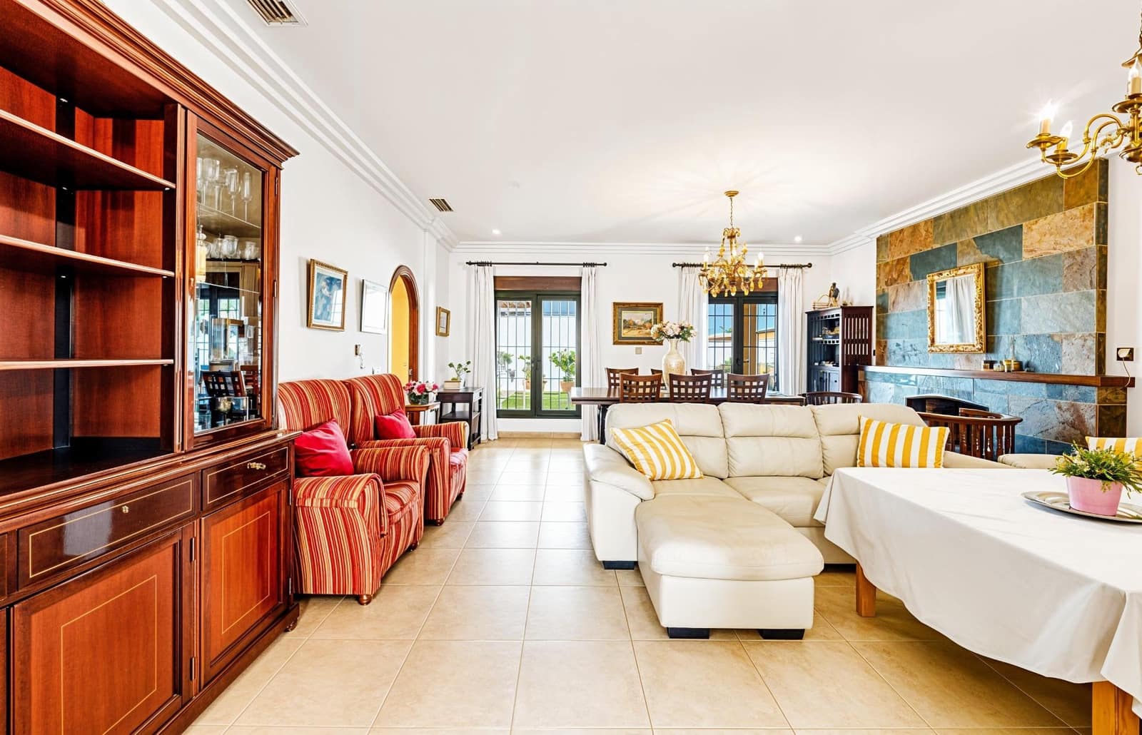 5 bedroom Villa for sale in Chiclana de la Frontera with pool garage - € 630,000 (Ref: 9337869)