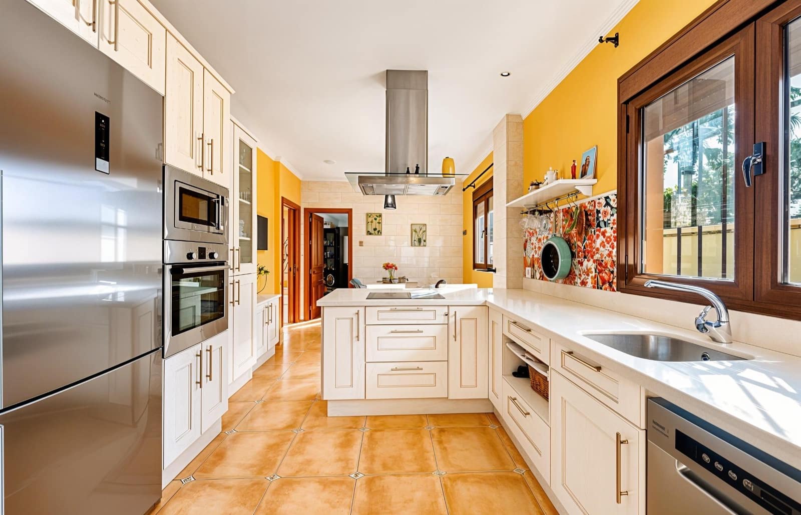 5 bedroom Villa for sale in Chiclana de la Frontera with pool garage - € 630,000 (Ref: 9337869)
