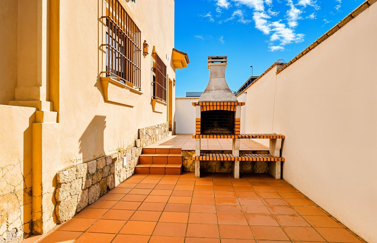 5 bedroom Villa for sale in Chiclana de la Frontera with pool garage - € 630,000 (Ref: 9337869)