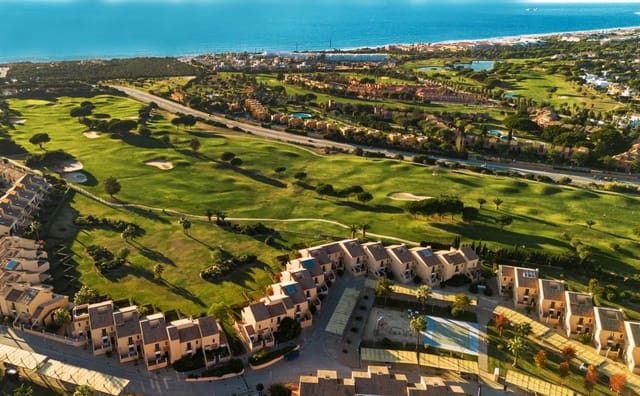 Adosado de 3 habitaciones en Novo Sancti Petri, Chiclana de la Frontera en venta con piscina - 669.900 € (Ref: 9419615)