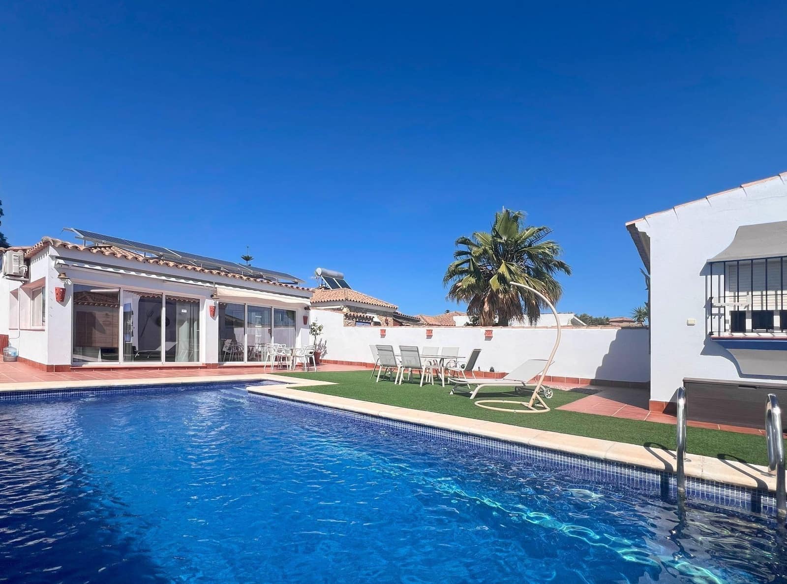 4 bedroom Villa for sale in Chiclana de la Frontera with pool garage - € 424,990 (Ref: 9509231)