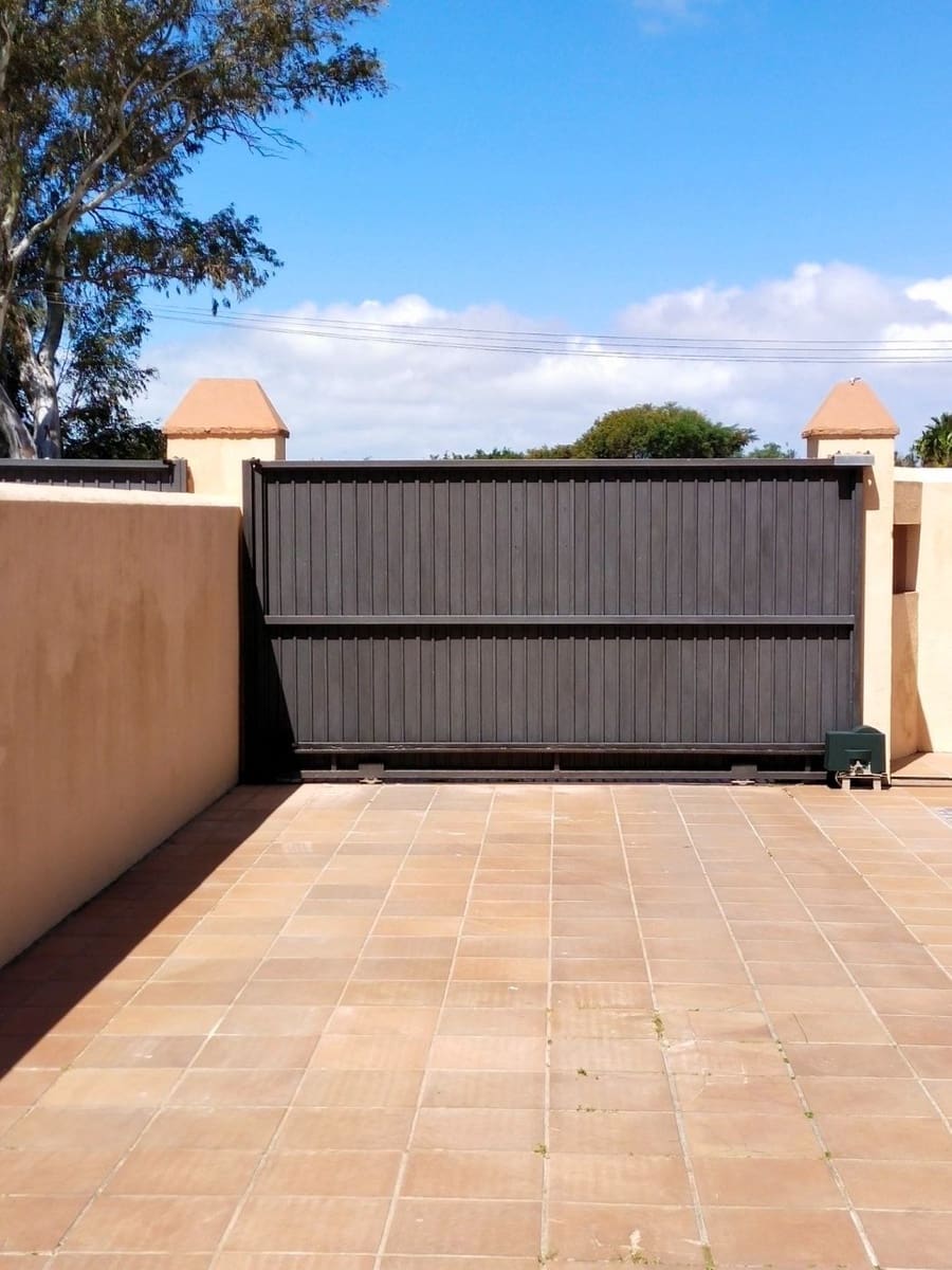 4 sypialnia Willa na sprzedaż w Chiclana de la Frontera z basenem - 400 000 € (Ref: 9527881)