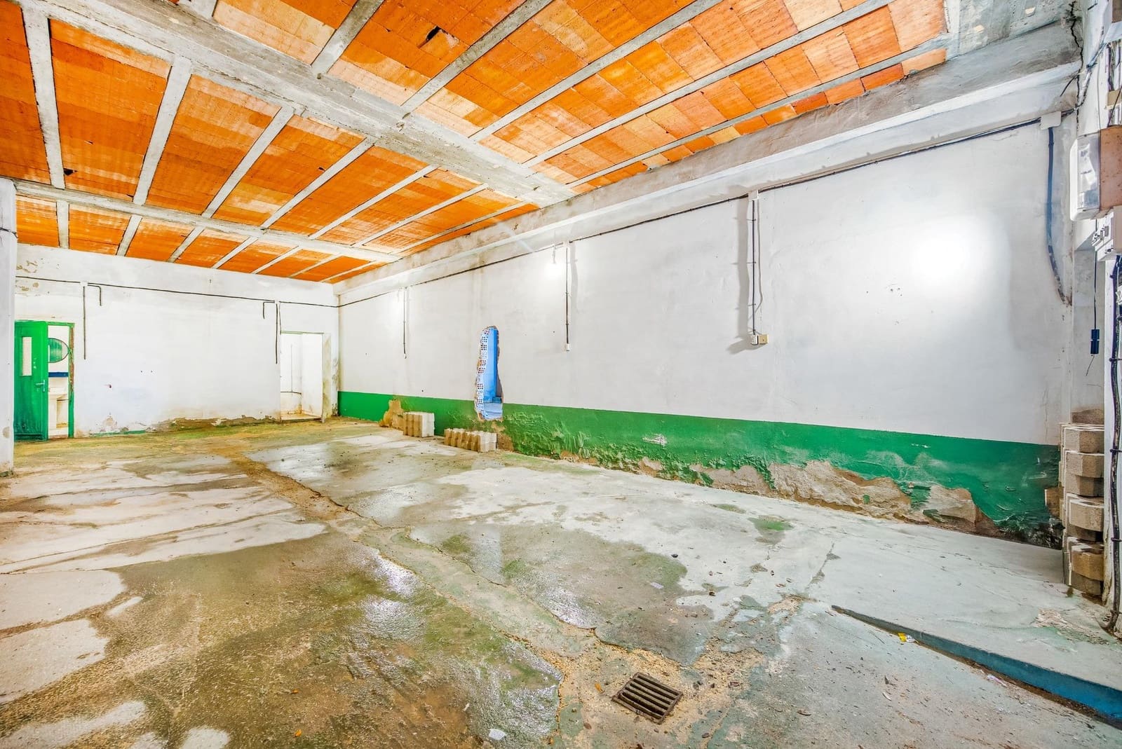 Commerciale in vendita in Chiclana de la Frontera con garage - 310.000 € (Rif: 9537343)