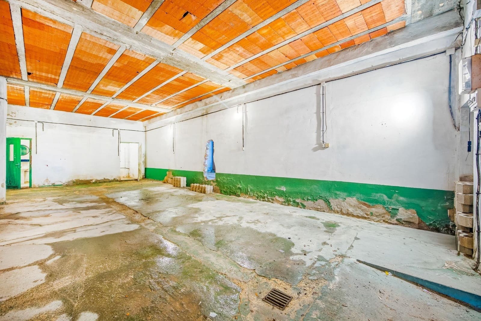Commercial for sale in Chiclana de la Frontera with garage - € 310,000 (Ref: 9537343)