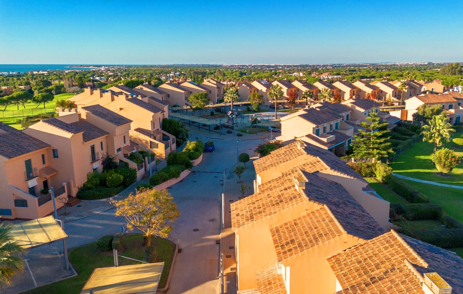 3 makuuhuone Rivitalo myytävänä paikassa Novo Sancti Petri mukana uima-altaan - 659 900 € (Ref: 9625928)