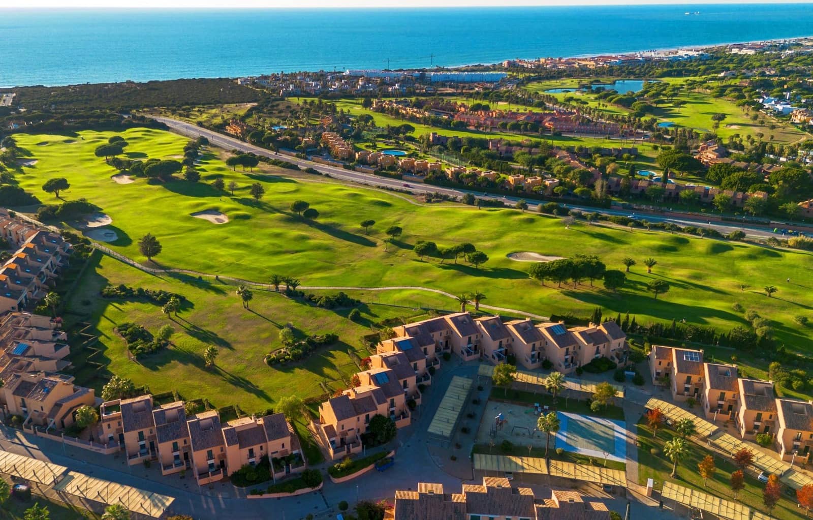 3 makuuhuone Rivitalo myytävänä paikassa Novo Sancti Petri mukana uima-altaan - 659 900 € (Ref: 9625928)