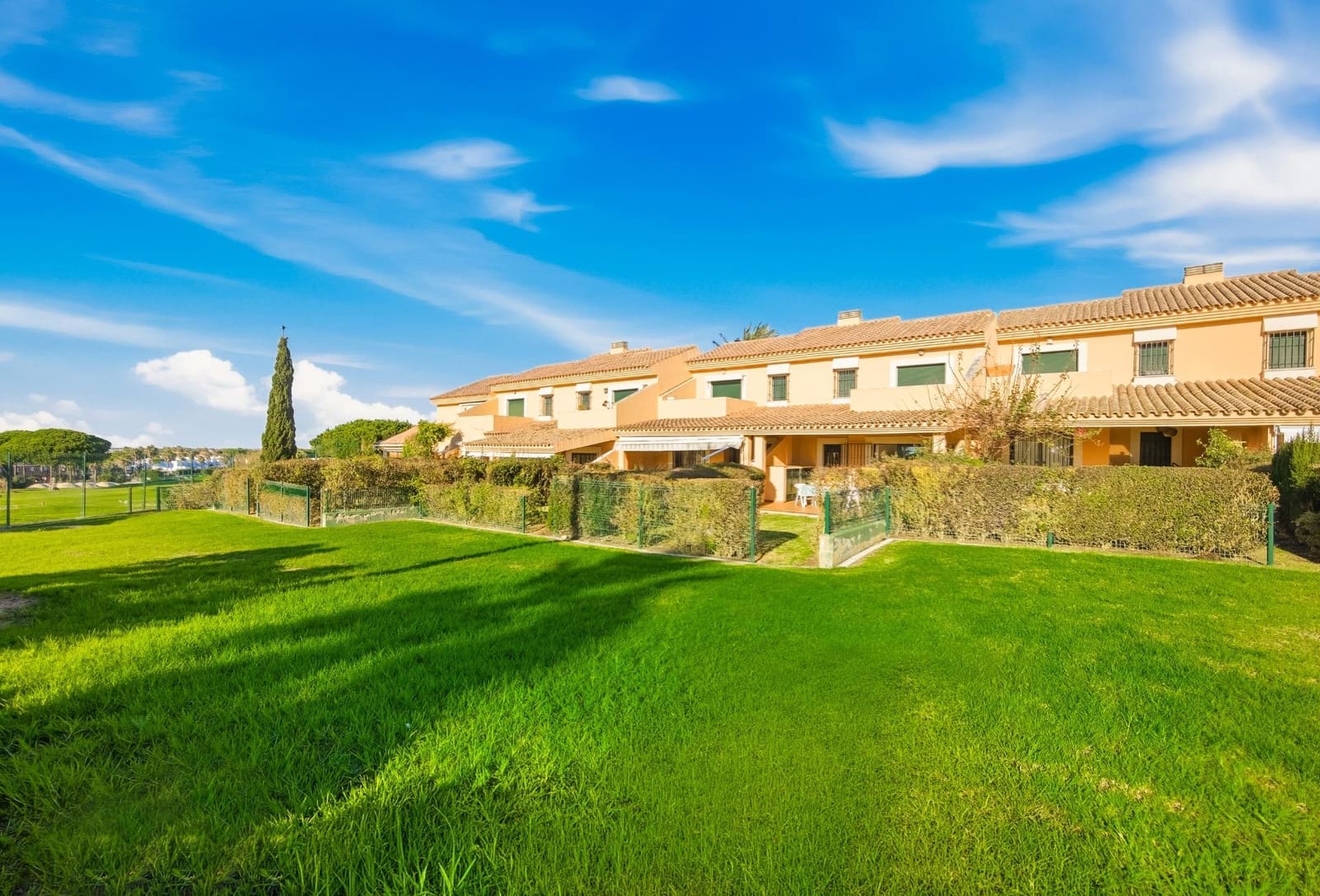 3 makuuhuone Rivitalo myytävänä paikassa Novo Sancti Petri mukana uima-altaan - 659 900 € (Ref: 9625928)