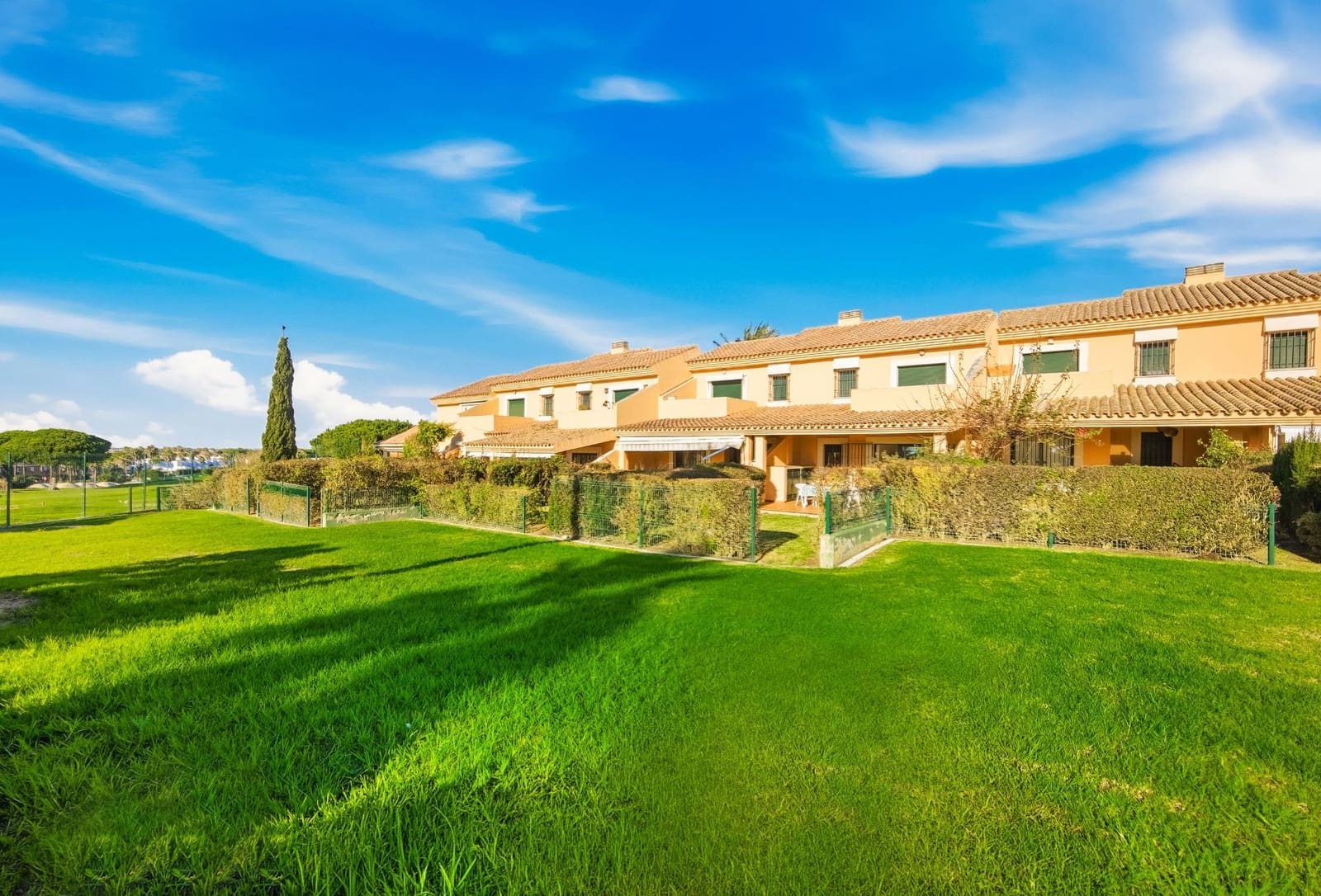 3 makuuhuone Rivitalo myytävänä paikassa Novo Sancti Petri mukana uima-altaan - 659 900 € (Ref: 9625928)