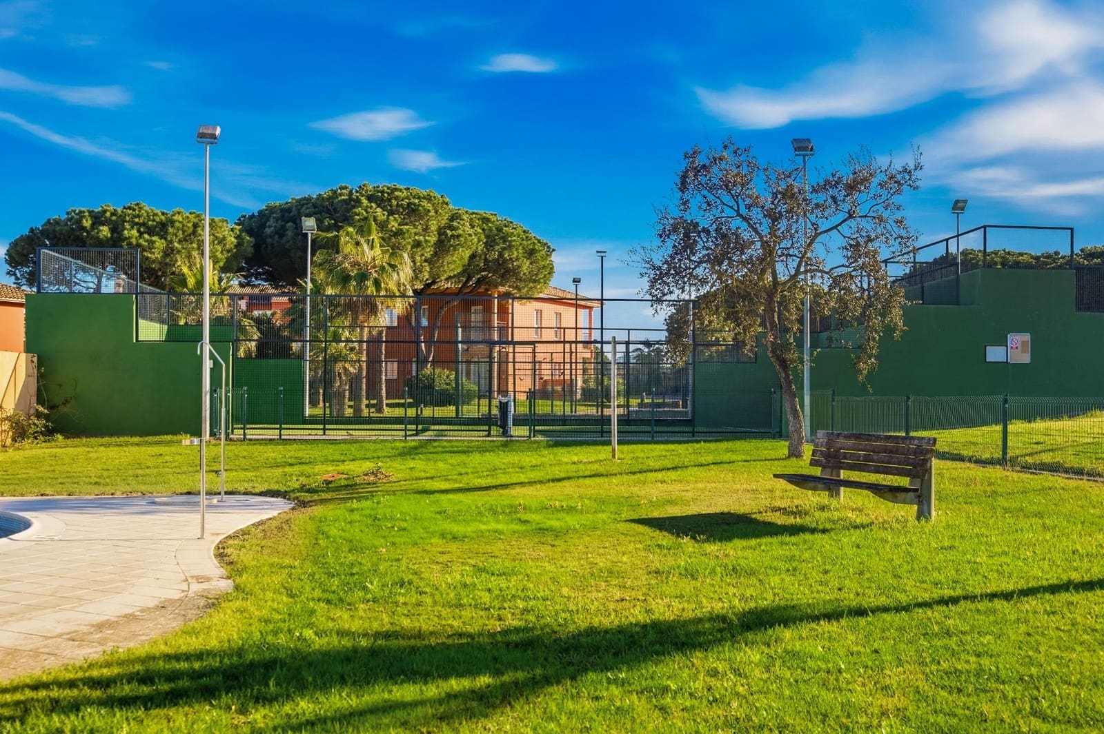 3 makuuhuone Rivitalo myytävänä paikassa Novo Sancti Petri mukana uima-altaan - 659 900 € (Ref: 9625928)