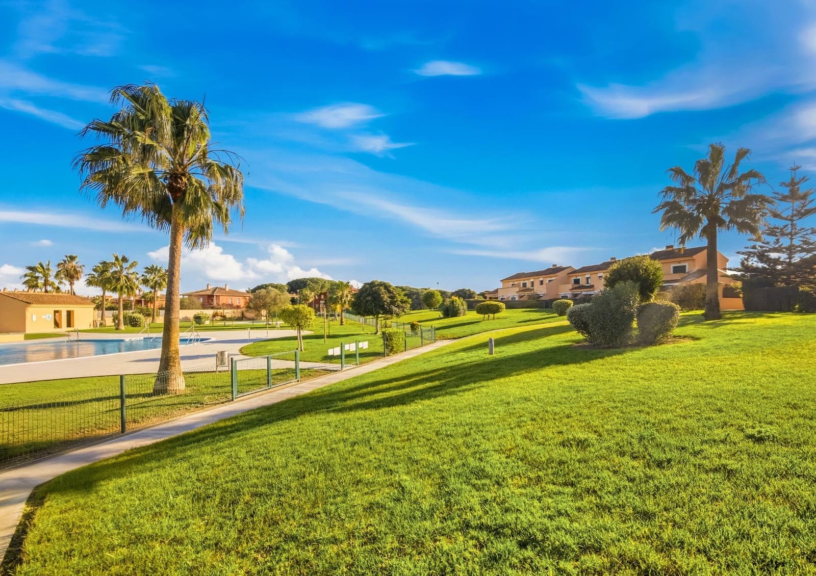 3 makuuhuone Rivitalo myytävänä paikassa Novo Sancti Petri mukana uima-altaan - 659 900 € (Ref: 9625928)