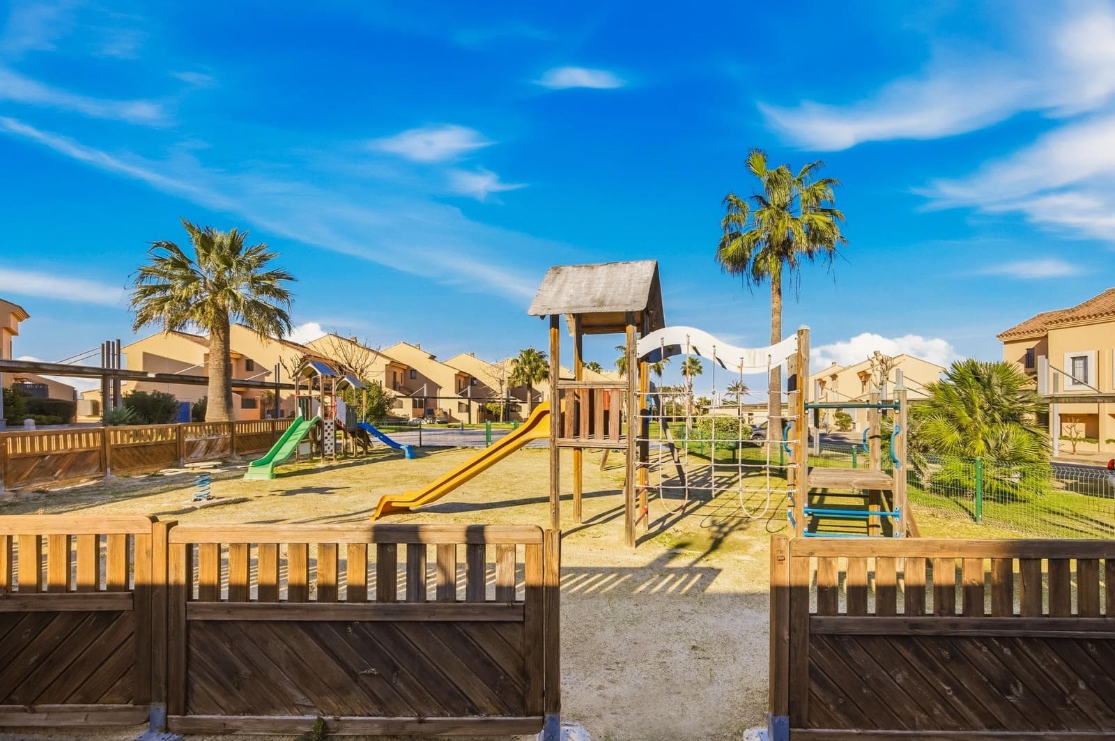 3 chambre Villa/Maison Mitoyenne à vendre à Novo Sancti Petri avec piscine - 659 900 € (Ref: 9625928)