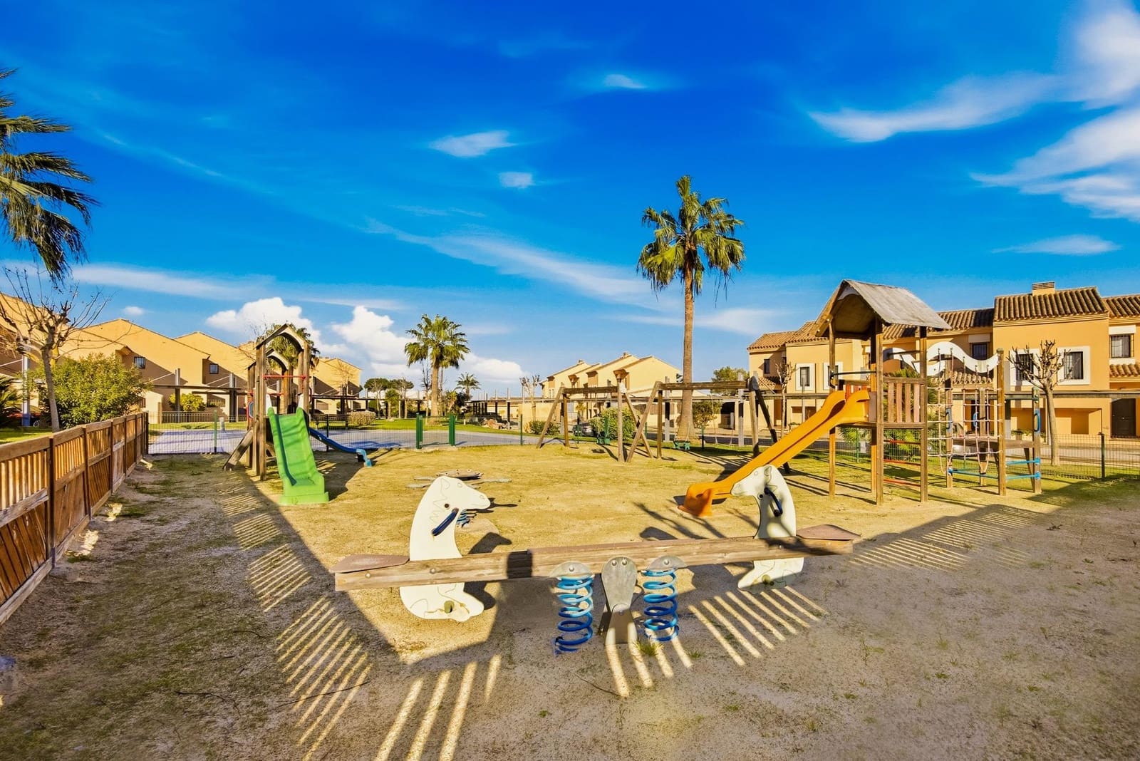 3 chambre Villa/Maison Mitoyenne à vendre à Novo Sancti Petri avec piscine - 659 900 € (Ref: 9625928)